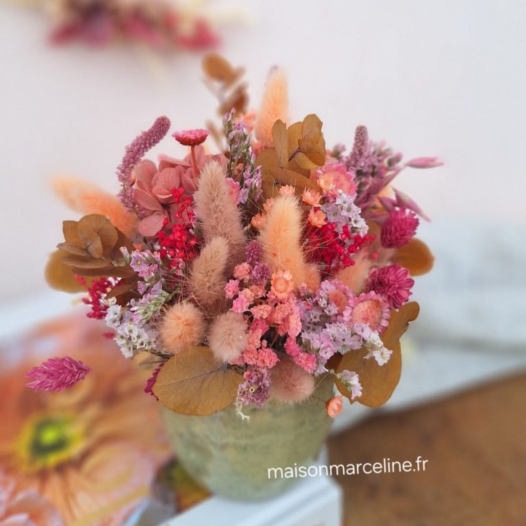 Couronne de fleurs séchées aux teintes pastel, ornée de détails botaniques - Livraison de fleurs séchées