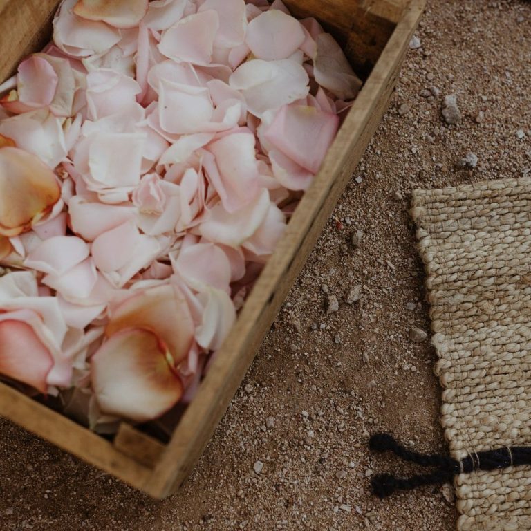 Quatre pinces à cheveux en métal avec des fleurs roses décoratives.